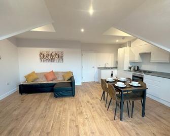 Chic and Airy Apartment - Royal Tunbridge Wells - Dining room