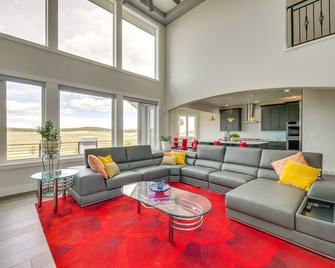 Spacious Southern Colorado Home with Mountain Views - Monument - Living room