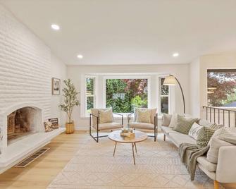 Spacious Modern Retreat w Game Room and Yard - Lynnwood - Living room