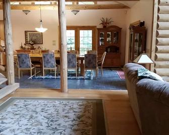 Spacious Log Home on Secluded waterfront property - Lake Clear - Sala de estar
