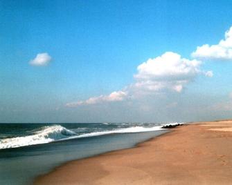 House with a luxurious location in the dunes only 75 meters from North Sea waves - Harboøre - Playa