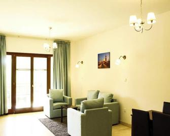 Relaxing 2-Bedroom Marina Escape - Salalah - Living room