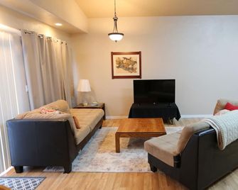 Nicely Remodeled Condo Overlooking Polson Bay And Flathead Lake - Polson - Sala de estar