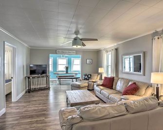 Lakefront Cottage with Fishing and Private Yard! - Port Clinton - Living room