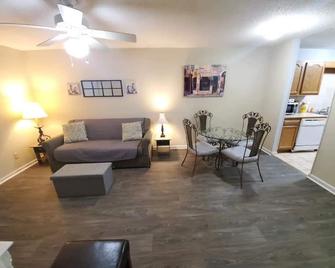 Cute And Cozy Close To All Main Activities - Anderson - Living room