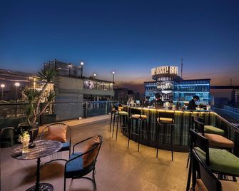 Le Premier Hotel & Rooftop Bar - Hanoi - Balkon