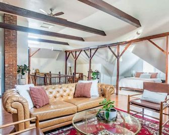 Sac City Loft - Sacramento - Living room