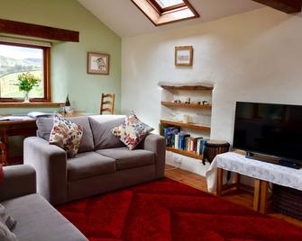 Detached, romantic, homely barn. Peaceful with lovely views. Garden. New kitchen - Kendal - Living room