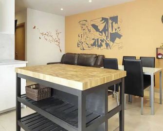 Piso Con Garaje /Zumaia - زومايا - غرفة طعام