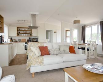 Hollicarrs - Woodland Lodge - York - Living room