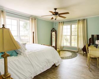 The Robinette House: Endless view of rolling farmland - Owensboro - Bedroom