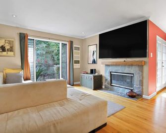 Lovley Private Hideaway Cottage Romantic or Business - Near Beach, Movies & Ent. - Los Angeles - Living room