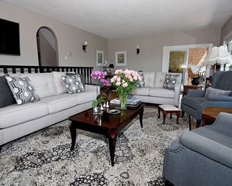 어 터치 오브 잉글리시 B&B - 킬로나 - 거실