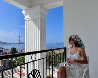 Hotel Vila Kalcuni Sarande - Sarandë - Balcón