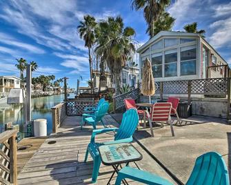 Furnished Deck Waterfront Port Isabel Cottage! - Port Isabel - Binnenhof