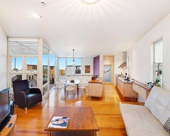 Coastal Penthouse at Coogee Beach - Coogee - Living room