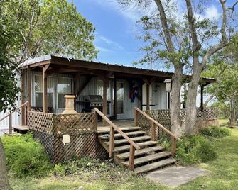 Cozy water view home minutes from beaches, fishing, bird watching and more - Port Lavaca - Building