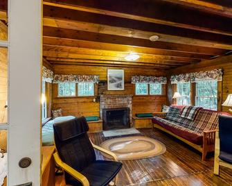 Dog-Friendly Lakefront cabin w/Free WiFi, Patio, Deck, Dock, & Water Views - Charlotte - Living room