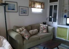 1 Bedroom Guest Cottage With Water View - Edgartown - Living room