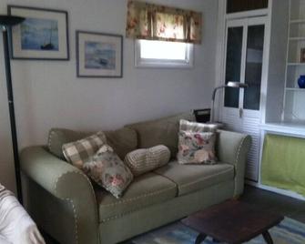 1 Bedroom Guest Cottage With Water View - Edgartown - Living room
