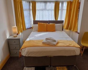 Large 4bed house up to 7beds parking Slough Train Station - Slough - Bedroom
