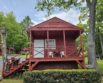 The Gold Eagle Cottage 16 - Lake George - Building
