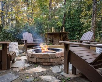 Enchanted creekside chapel right in the heart of Alpharetta! - Alpharetta - Patio