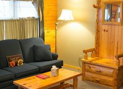 2 Bedroom Lodge Suite with Kitchen, Fireplace, and Jacuzzi Tub - Millersburg - Sala de estar