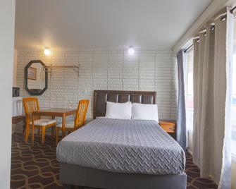 Sonrise Inn Lincoln Hwy By OYO - Breezewood - Camera da letto