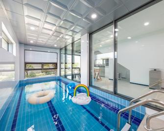 Gangneung 115 Dokchae Pool Villa - Gangneung - Pool