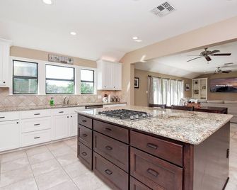 Private Nature Retreat with Fishing & Pickleball - Weimar - Kitchen