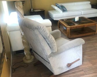 One Bedroom Nice 1 And 1/2 Bath With Large Screen Porch - Wesley Chapel - Living room