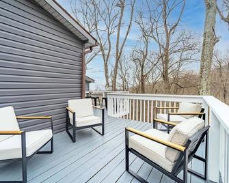 hot tub, view, friendly modern cabin - New Market - Балкон