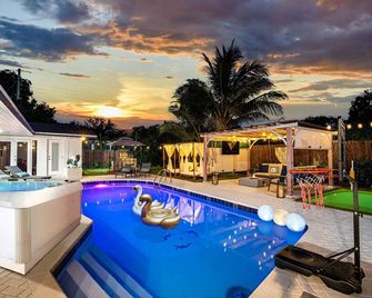 Top Villa Near Beach with Game Room, Hot Tub and Pool - Pembroke Pines - Pool