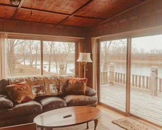 Quaint and peaceful waterfront cabin Unit 1 - St Joseph - Living room