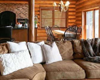 Gorgeous 7 bdrm loglodge fireplaces sauna hottub kayaks paddleboards boats - Wautoma - Living room