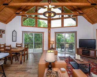 Howling Wolf Den | Great Location Near Wisp Resort - Oakland - Sala de estar