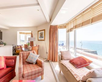 Battery House, Family Friendly, Country Holiday Cottage In Portsmouth - Portsmouth - Living room