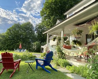 Artful Lodging & Retreats Civil War Infirmary 2nd Fl'r 3 Bdrm Apt Montpelier VT - Montpelier - Patio