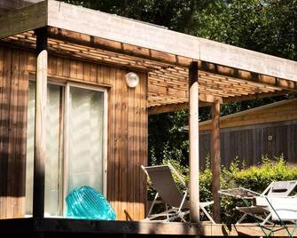 Flower camping de Rouffiac - Chalet Premium Nature 41 m2 - 3 bedrooms 8 people - Lanouaille - Patio