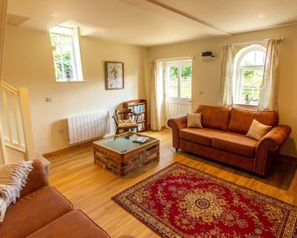 Old Dairy Cottage - Self catering cottage in the heart of rural Wiltshire. Kennet Avon Canal Nearby - Marlborough - Huiskamer