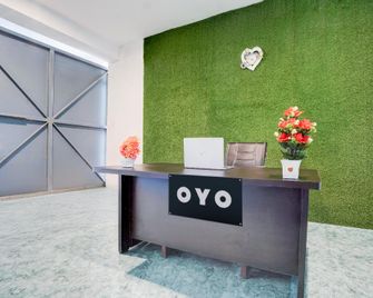 Spot On by OYO Romance Hotel And Restaurant - Bhadohi - Front desk