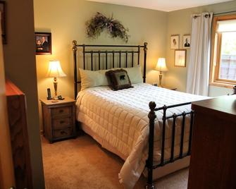 Woodland Trails Cabin on 130 acres with wildlife and miles of private trails - Hinckley - Schlafzimmer