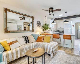 Vibrant Casa Paloma with Patio - Near Vineyards! - Patagonia - Living room