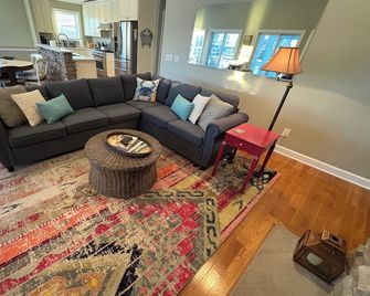 NEW KI Creek Retreat! 3BR/2bath water view, private house near KI wedding venues - Stevensville - Sala de estar