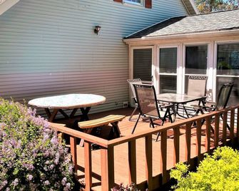 'Whit's End' Spacious, Private Beach-Front Lake Erie Sleeps 12 Birders & Fishing - Oak Harbor - Patio