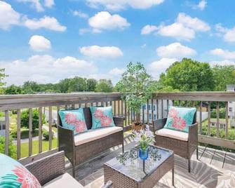 WeHa Penthouse w/ Private Deck - West Hartford - Balcón