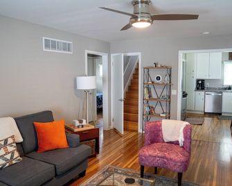 1742 Uptown // Stylish w/Updates, 3BD, Walk to Mayo, Pet Friendly - Rochester - Living room