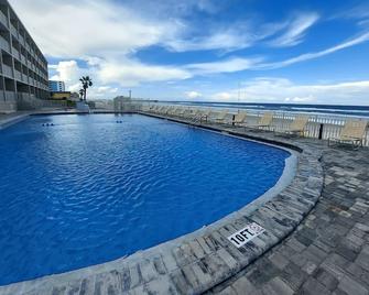 Ocean breeze condo on the beach (Recently remodeled) - Daytona Beach - Pool