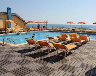Grand Hotel Dei Cesari Dependance - Anzio - Piscina